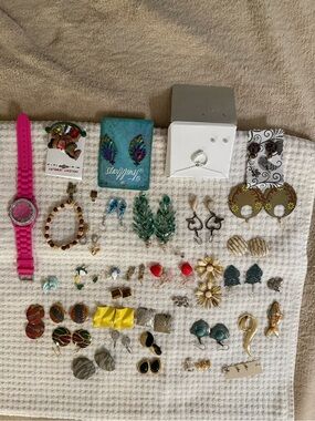 Mixed Women’s Costume  Jewelry Set Lot– Green, Pink, Gold, Turquoise Accents